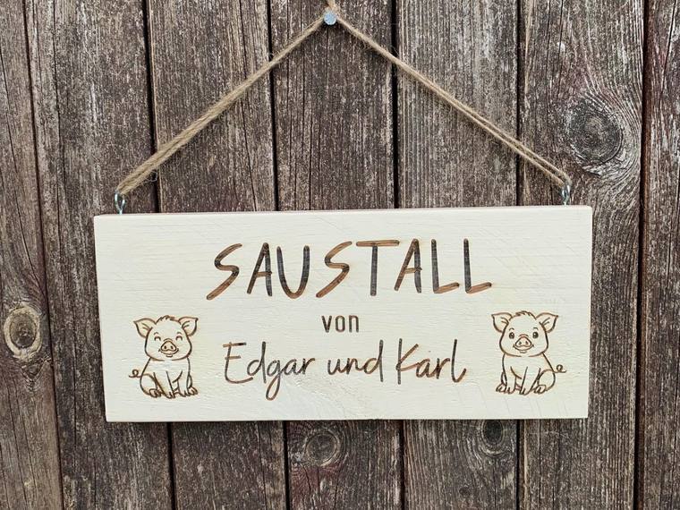 Rosafarbenes Holzschild mit dem Schriftzug Lieblingsort Balkonien