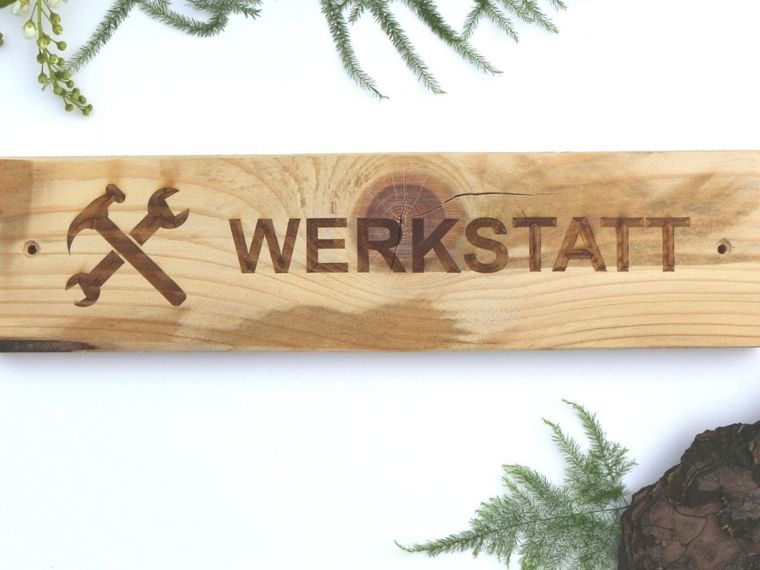 Werkstattschild aus unbehandeltem Palettenholz ohne Kordel, flach liegend