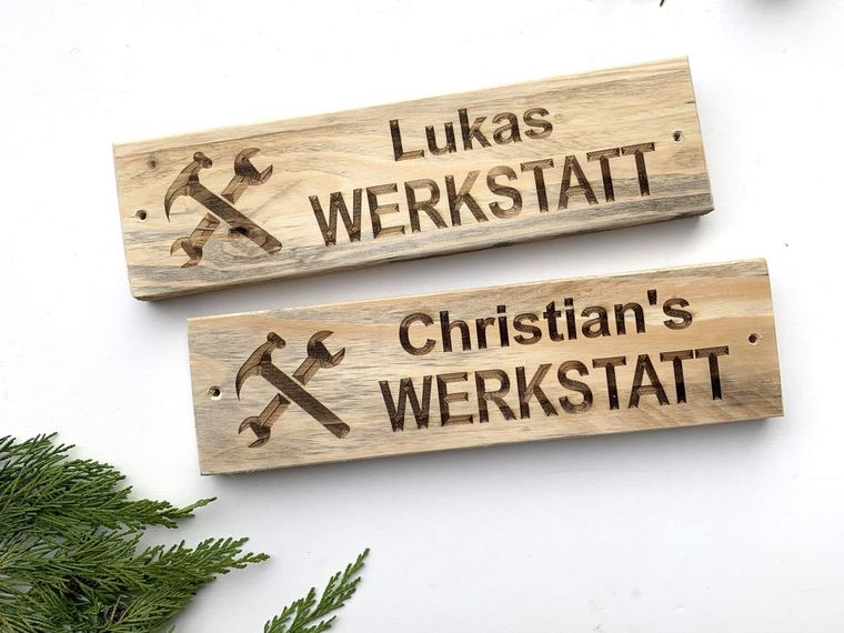Zwei Werkstattschilder aus hellem Palettenholz mit den Schriftzügen Lukas Werkstatt und Christians Werkstatt