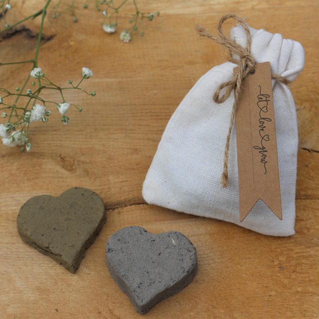 Gepresste Saatherzen als Gastgeschenk zur Hochzeit